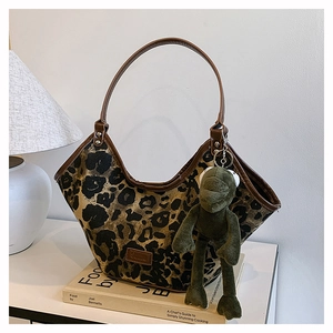 Sac à Épaule à Imprimé Léopard Mode pour Femmes Sac Hobo Tote en Cuir PU avec Charmant Pendentif Grenouille en Peluche Sac à Main Grande Capacité