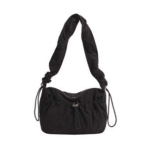 Borsa a tracolla minimalista in nylon nero con texture a pieghe e tracolla regolabile