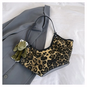 Sac hobo chic à imprimé léopard avec bandoulière en cuir et breloque peluche grenouille