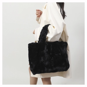 Gros plan détaillé d'un sac cabas en peluche noire avec texture en fausse fourrure soyeuse
