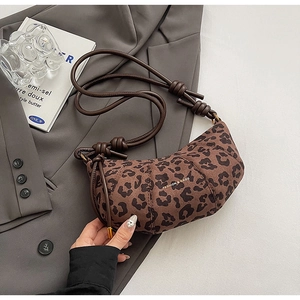 Sac bandoulière demi-lune à motif léopard avec bandoulière à nœuds chic