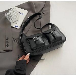 Minimalistische schwarze PU-Schultertasche mit Doppeltaschen auf grauem Blazer