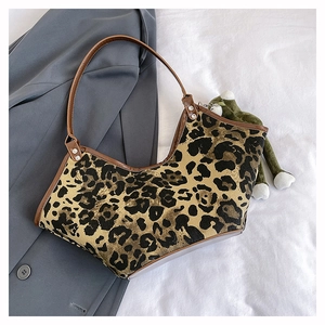Sac à épaule tendance imprimé léopard avec accessoire de poupée en peluche verte