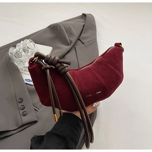 Sac croissant chic en daim bordeaux avec bandoulière marron nouée, style urbain