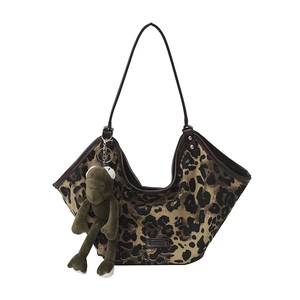 Sac à épaule léopard minimaliste avec bretelles marron et un pendentif grenouille verte