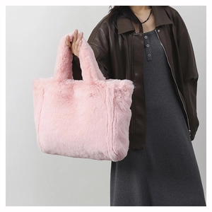 Détail du sac cabas en peluche rose montrant la texture douce en fausse fourrure