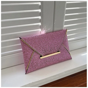 Vue détaillée de la pochette enveloppe rose pailletée avec bordure dorée et fermoir en métal