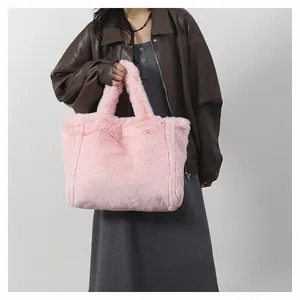 Détail d'un cabas en fausse fourrure rose avec texture douce et larges poignées
