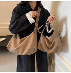 Détail de sacs en similicuir marron café avec texture grainée et style minimaliste