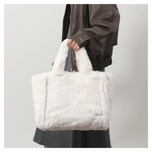 Vue détaillée de la texture douce en fausse fourrure blanche d'un sac à main peluche