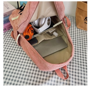 Vue intérieure du sac à dos en velours rose montrant la capacité pour PC et accessoires