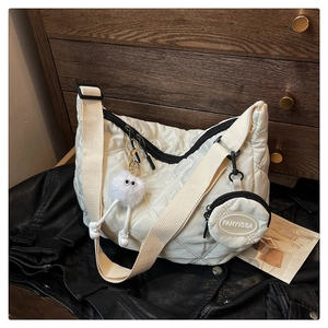 Borsa a tracolla trapuntata bianca con ciondolo di peluche e mini borsellino su pelle nera