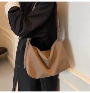 Détail du sac hobo en cuir souple marron montrant la texture et la forme de croissant