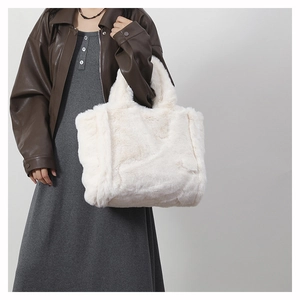 Détail d'un sac à main en peluche blanche douce fabriqué en fausse fourrure haut de gamme