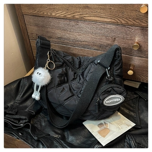 Borsa a tracolla trapuntata in nylon nero con mini custodia e ciondolo morbido