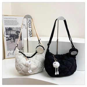 Borse a tracolla trapuntate a mezzaluna nere e beige con pochette rimovibili