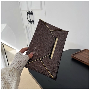 Détail de la pochette enveloppe en paillettes bronze étincelant avec boucle dorée