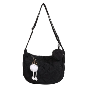 Borsa a tracolla nera a mezzaluna trapuntata in nylon con ciondolo in peluche