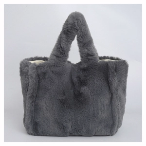 Gros plan du sac à main en peluche grise montrant la texture et la doublure
