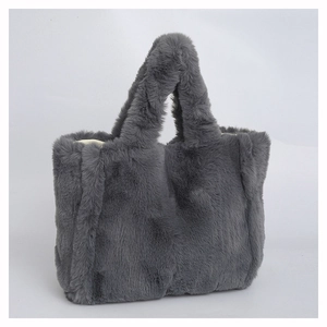 Détail d'un sac cabas en fausse fourrure grise avec des poignées douces et épaisses