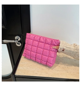 Gros plan détaillé de la pochette matelassée en cuir PU rose avec fermeture éclair dorée