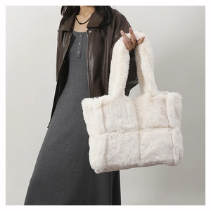 Détail du sac fourre-tout matelassé en peluche blanche avec fausse fourrure et grands carreaux