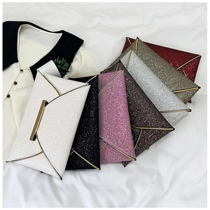 Détail de pochettes enveloppes à paillettes en sept couleurs avec boucle en métal doré