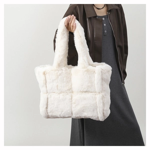 Gros plan sur le cabas en fausse fourrure blanche avec motif damier matelassé chic