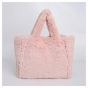Sac fourre-tout en fausse fourrure rose avec poignées douces pour un look d'été chic