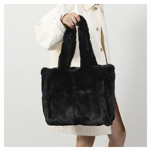 Gros plan sur le sac fourre-tout en fausse fourrure noire avec motif matelassé et doux