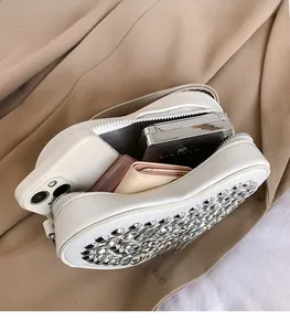 Vue détaillée de l'intérieur spacieux du sac à main blanc en forme de cœur à strass