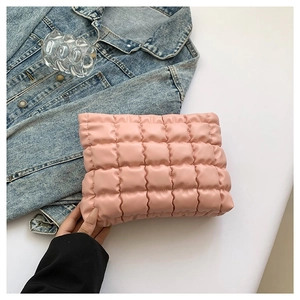 Pochette matelassée en cuir PU rose avec texture rembourrée et design estival épuré