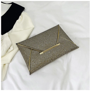 Pochette enveloppe étincelante champagne or pailletée avec des accents métalliques