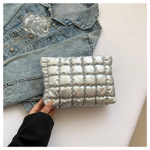 Pochette matelassée en cuir PU argenté avec finition métallique pour femmes en été