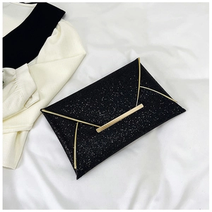 Pochette enveloppe pailletée noire avec bordure dorée pour les soirées formelles chic