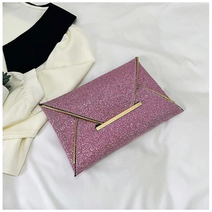Pochette enveloppe rose pailletée avec bordure dorée pour soirées et mariages élégants