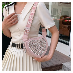 Sac bandoulière cœur en similicuir rose avec rivets argentés et sangle brodée