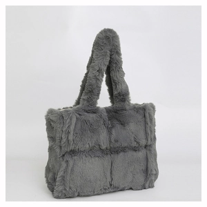 Détail du sac cabas en fausse fourrure grise avec motif matelassé et texture douce