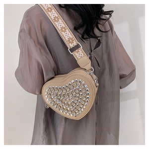Détail du sac bandoulière cœur en PU avec strass argentés et large bandoulière à motifs
