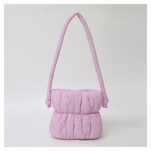 Sac seau en nylon rose matelassé avec texture plissée et bandoulière à nœuds élégants