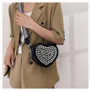 Sac bandoulière chic en PU noir en forme de cœur avec rivets argentés et large sangle