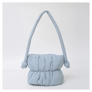 Sac seau matelassé bleu clair en nylon plissé avec bandoulière à détails noués