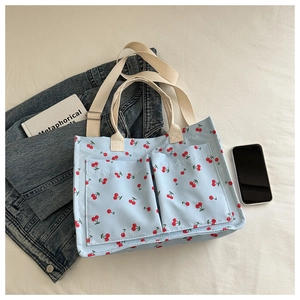 Sac fourre-tout en toile bleue avec motifs cerises et doubles poches avant pour le quotidien