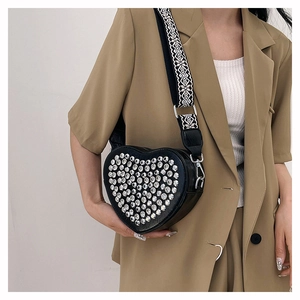 Détail du sac à bandoulière en PU en forme de cœur avec strass brillants et sangle géométrique