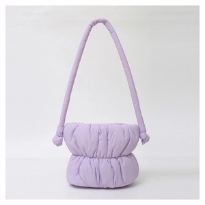 Sac seau en nylon plissé violet clair avec bandoulière en coton nouée tendance
