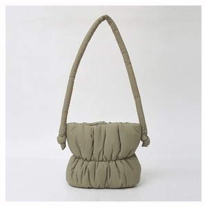 Sac à bandoulière matelassé kaki olive avec détails plissés et bandoulière nouée