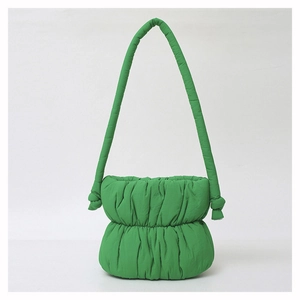 Sac seau matelassé vert émeraude en nylon froncé avec bandoulière rembourrée à nœuds