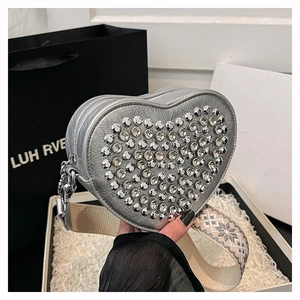 Sac bandoulière en cuir PU argenté en forme de cœur avec strass et large sangle