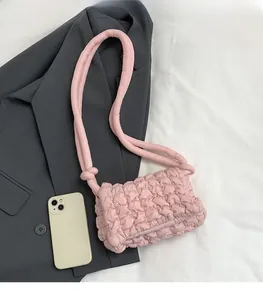Detailansicht der rosa gesteppten Nylontasche mit Blasenstruktur und Knotengurt