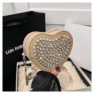 Sac bandoulière cœur en cuir PU beige avec strass argentés et large sangle de mode moderne